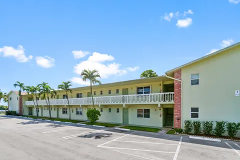 $220,000 | 658 Northeast 6th Court, Unit E, Boynton Beach, FL 33435