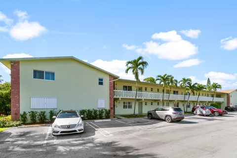 $220,000 | 658 Northeast 6th Court, Unit E, Boynton Beach, FL 33435