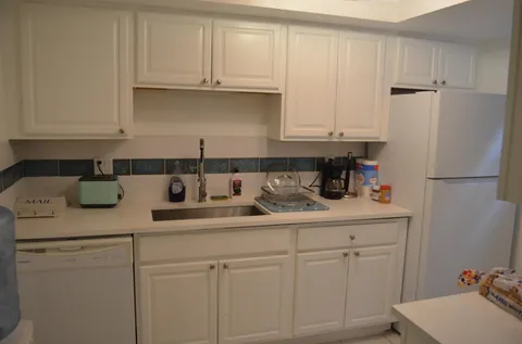 $220,000 | 658 Northeast 6th Court, Unit E, Boynton Beach, FL 33435