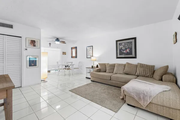 $220,000 | 658 Northeast 6th Court, Unit E, Boynton Beach, FL 33435