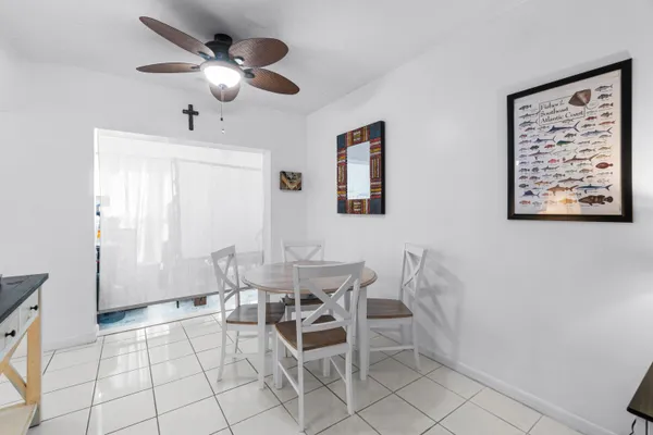 $220,000 | 658 Northeast 6th Court, Unit E, Boynton Beach, FL 33435