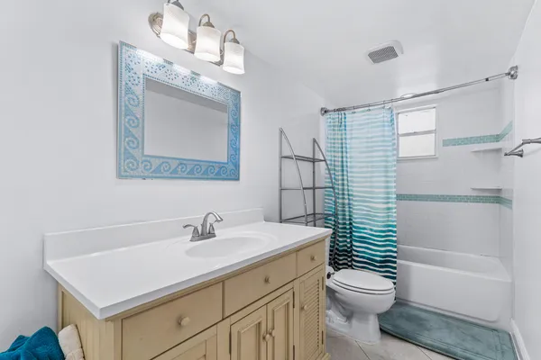 $220,000 | 658 Northeast 6th Court, Unit E, Boynton Beach, FL 33435
