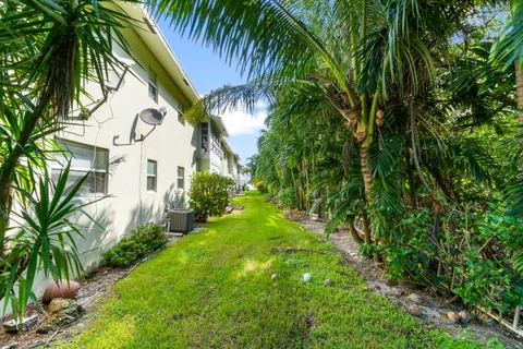 $220,000 | 658 Northeast 6th Court, Unit E, Boynton Beach, FL 33435