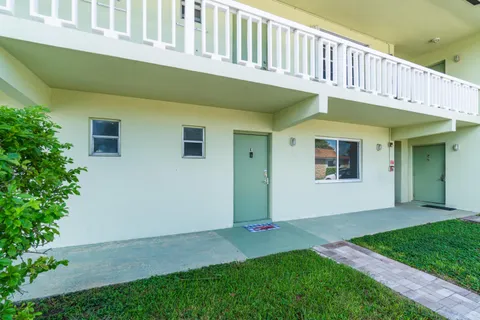 $220,000 | 658 Northeast 6th Court, Unit E, Boynton Beach, FL 33435