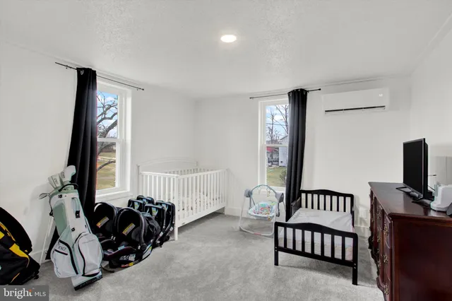 a view of entryway with livingroom