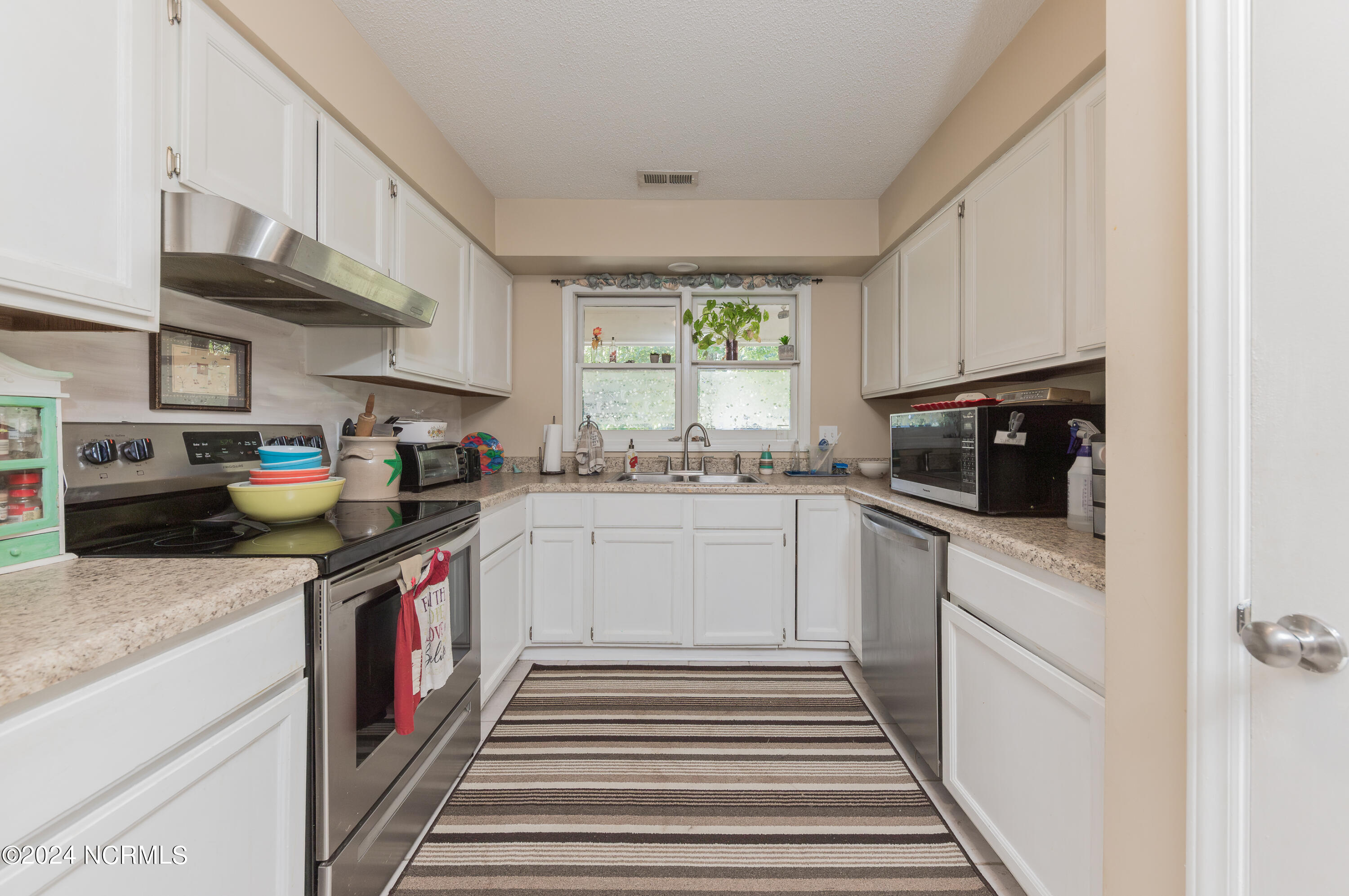 162 Raintree Circle Jacksonville, NC 28540 - Photo 23 of 45 Kitchen