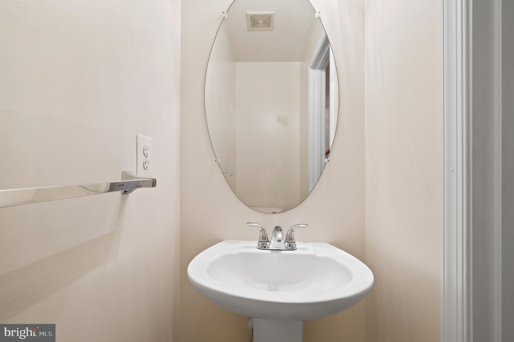 7122 Silverleaf Oak Road, Unit 227 Elkridge, MD 21075 - Photo 40 of 55 a bathroom with a sink and mirror
