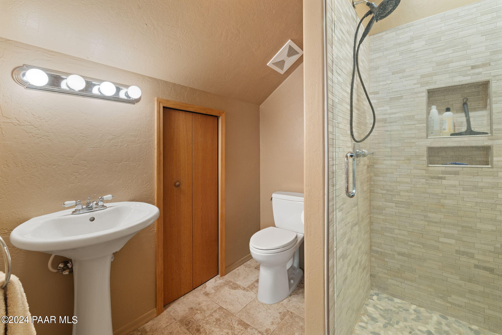 2980 Bluff Road Prescott, AZ 86303 - Photo 17 of 38 24-Primary Bathroom_1