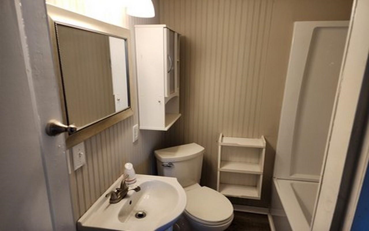 895 Schust Road Saginaw, MI 48604 - Photo 3 of 18 Gallery Image 3