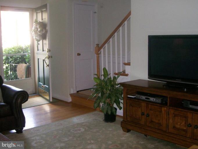 237 Stanmore Road Baltimore, MD 21212 - Photo 8 of 15 Living Room