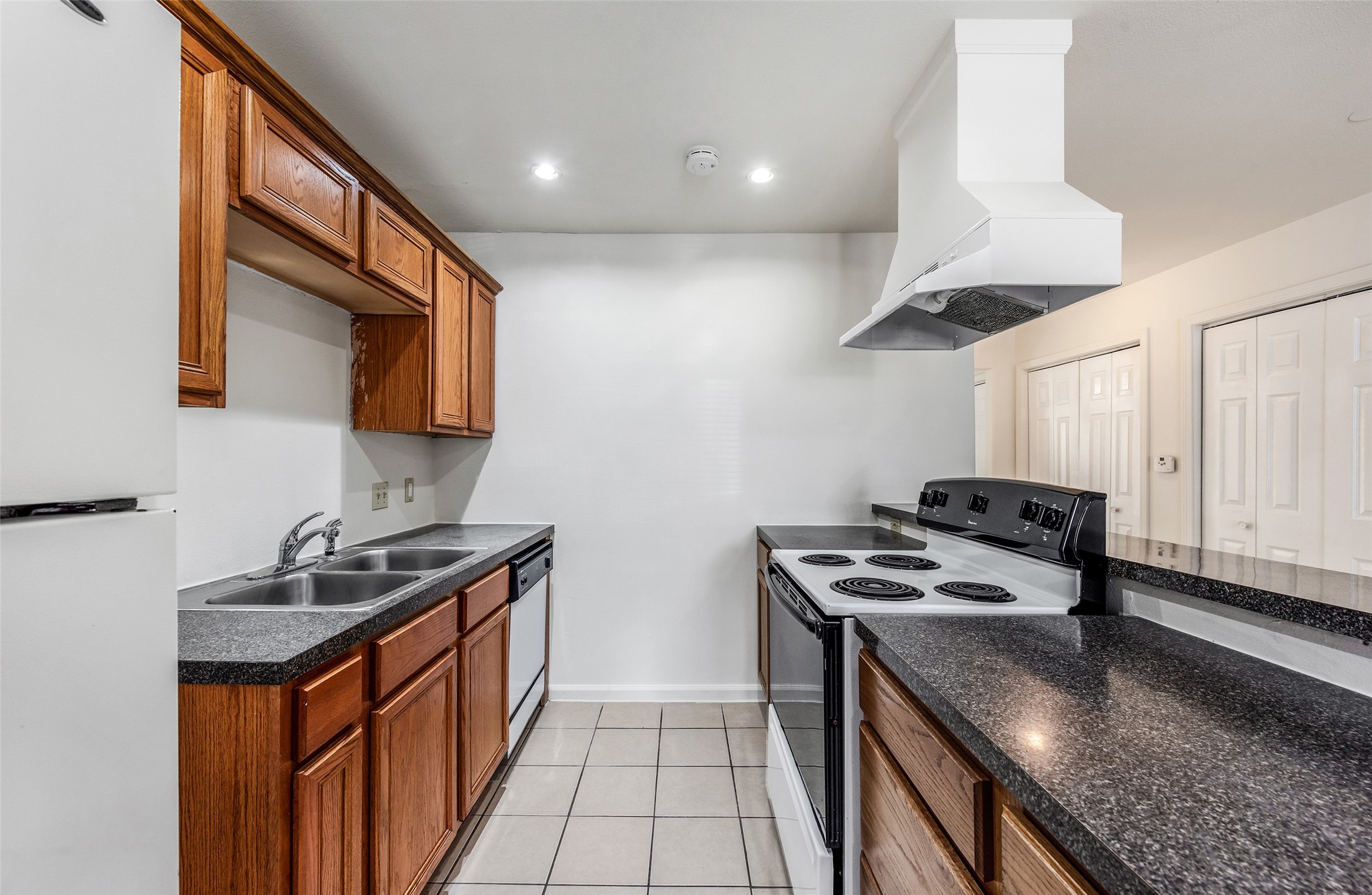 3238 Alabama Street, Unit 2 Houston, TX 77004 - Photo 6 of 15 a kitchen that has a sink and a stove