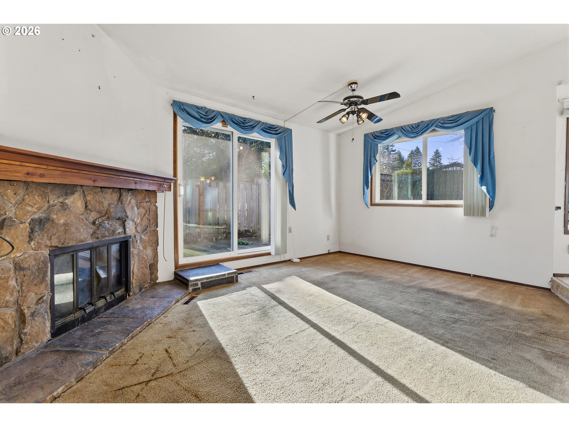 10047 Southwest 25th Avenue Portland, OR 97219 - Photo 11 of 30 Living Room