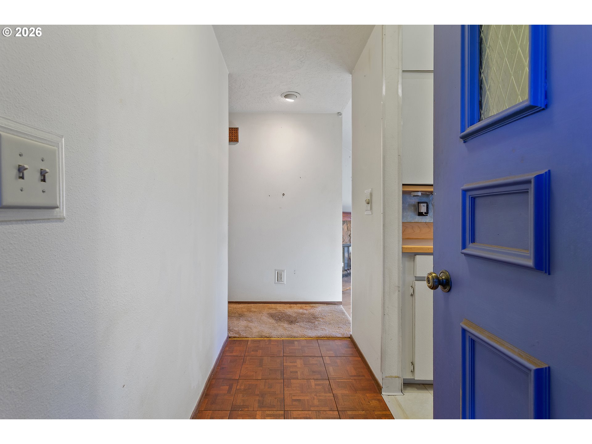 10047 Southwest 25th Avenue Portland, OR 97219 - Photo 3 of 30 Entrance/Foyer