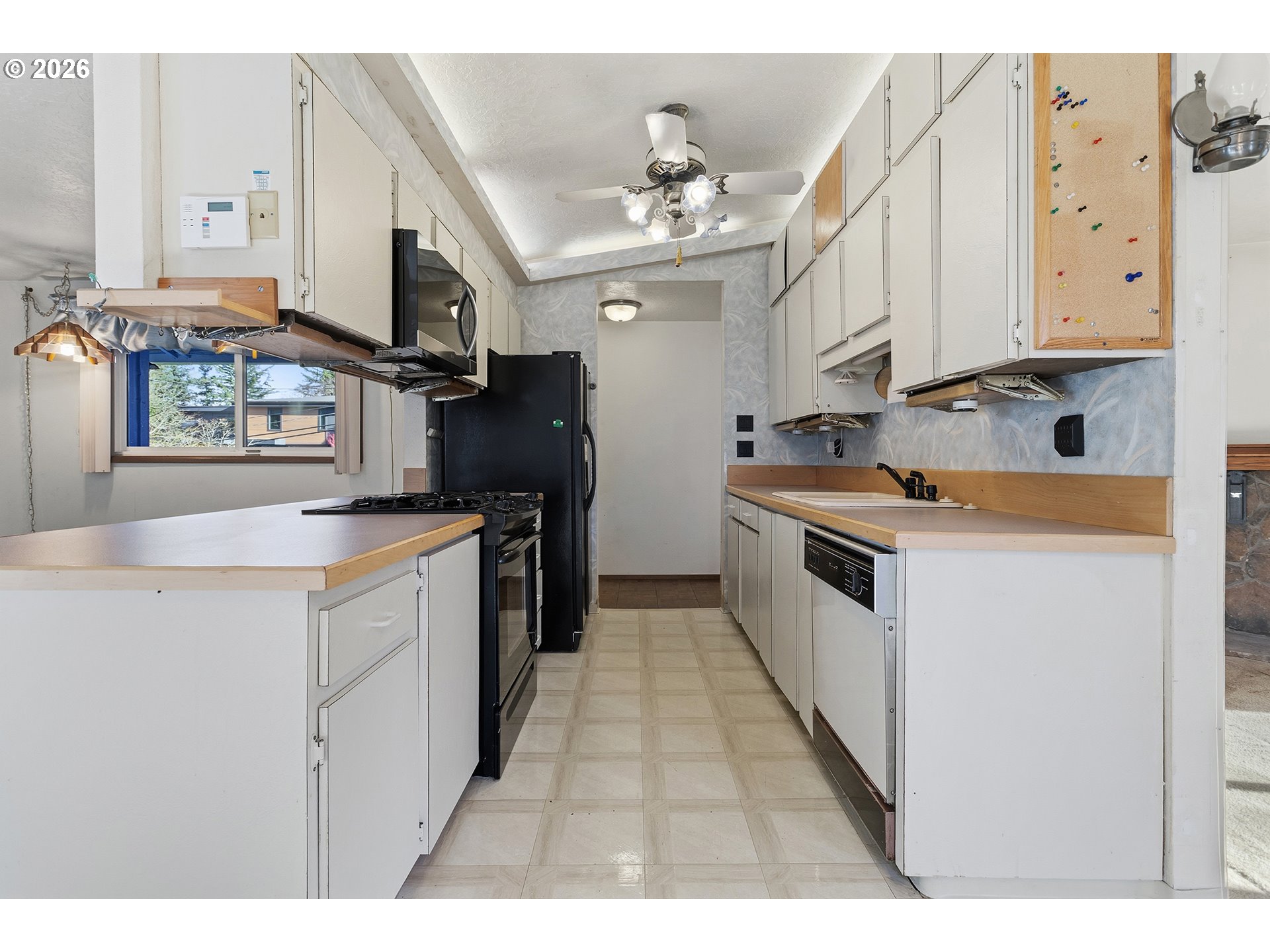 10047 Southwest 25th Avenue Portland, OR 97219 - Photo 5 of 30 Kitchen