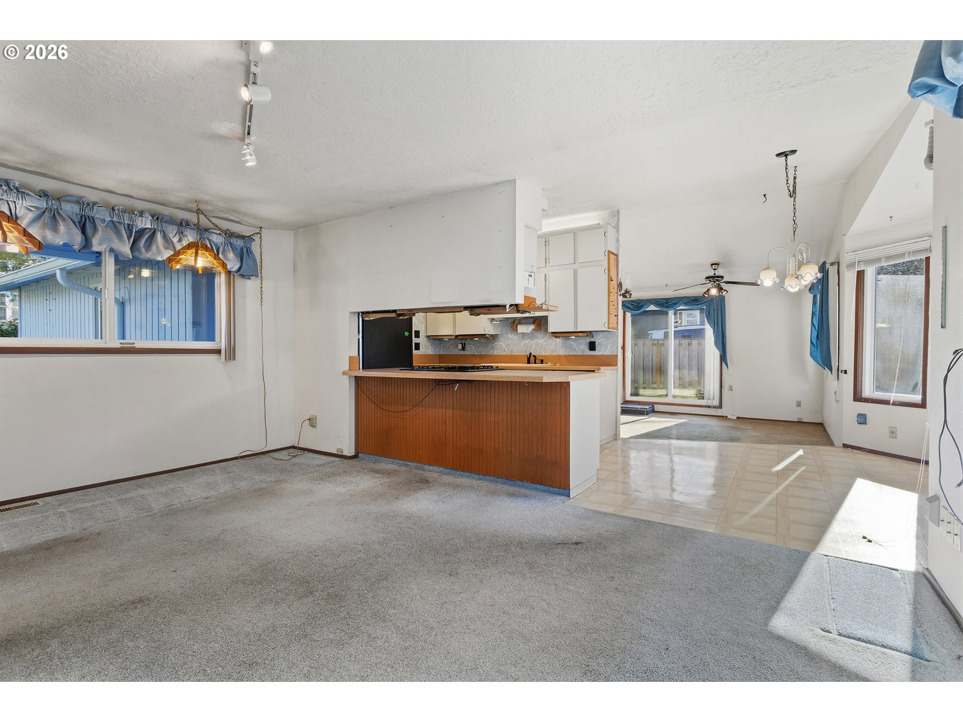 10047 Southwest 25th Avenue Portland, OR 97219 - Photo 8 of 30 Kitchen/Family Room