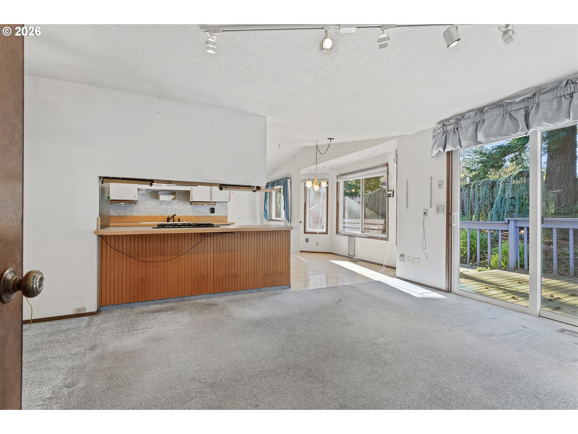 10047 Southwest 25th Avenue Portland, OR 97219 - Photo 9 of 30 Kitchen/Family Room
