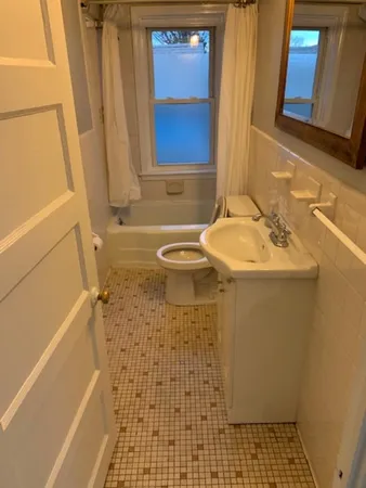 $1,750 | 12 Third School Street, Unit 3, Bristol, RI 02809