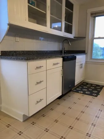 $1,750 | 12 Third School Street, Unit 3, Bristol, RI 02809