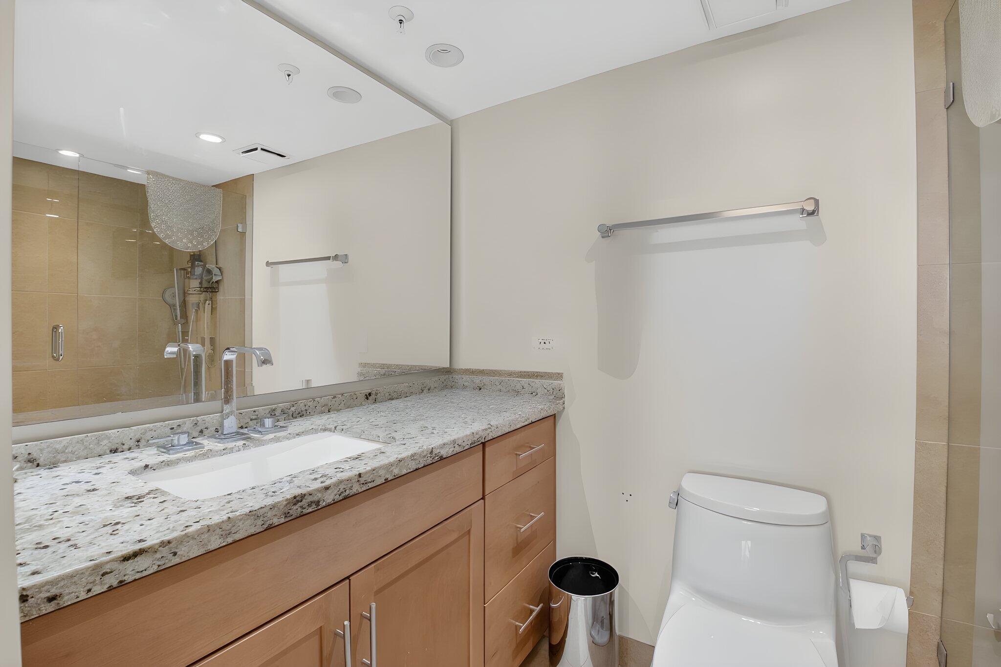 7786 Lakeside Boulevard, Unit 653 Boca Raton, FL 33434 - Photo 19 of 61 Owners Bathroom