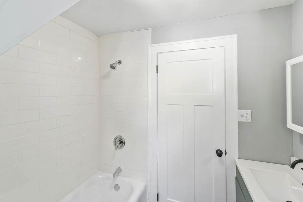 1914 Evergreen Road Homewood, IL 60430 - Photo 11 of 18 a bathroom with a sink and a bathtub