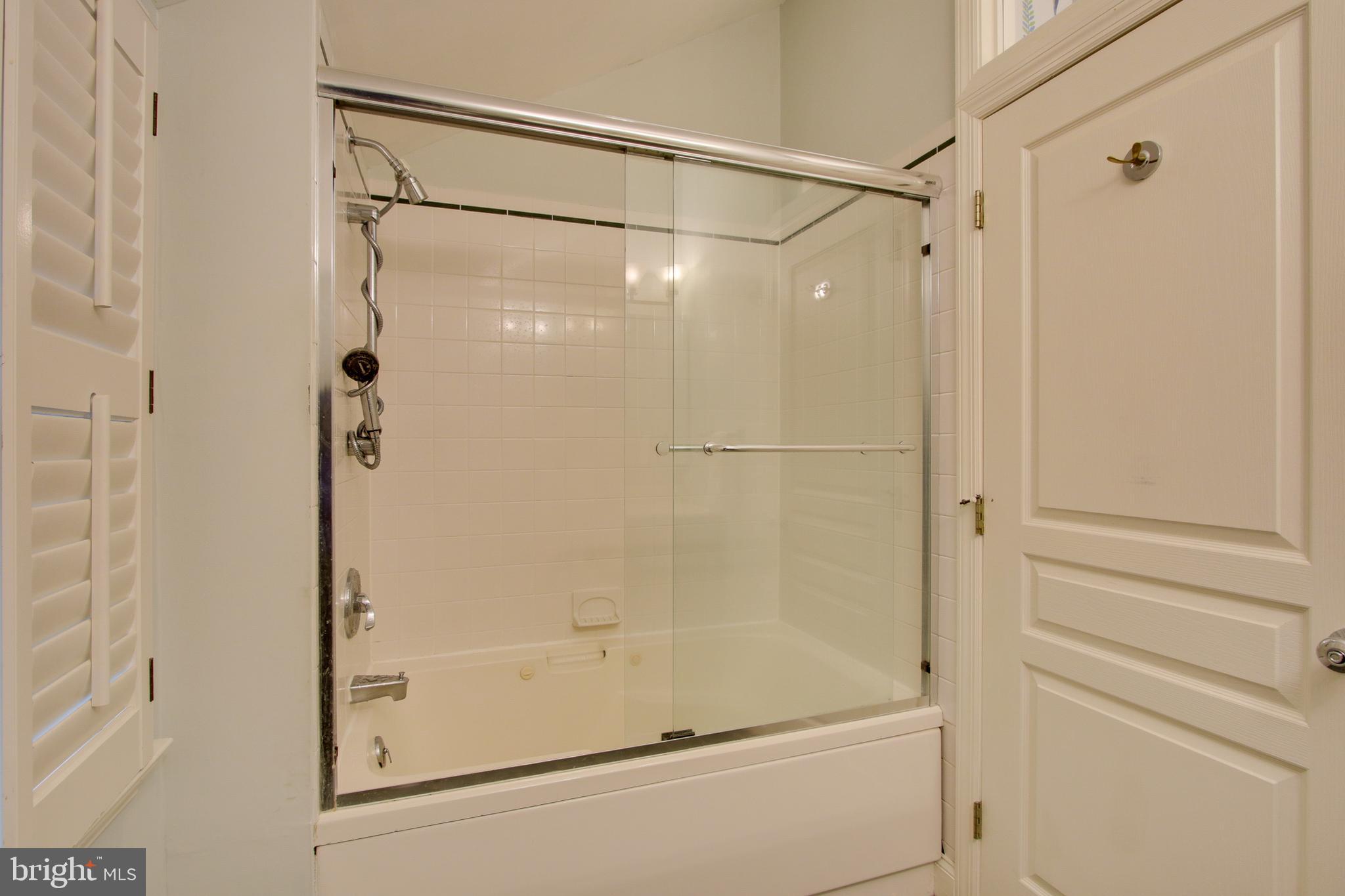 417 Alabama Road Baltimore, MD 21204 - Photo 35 of 47 Master bath with jetted tub.