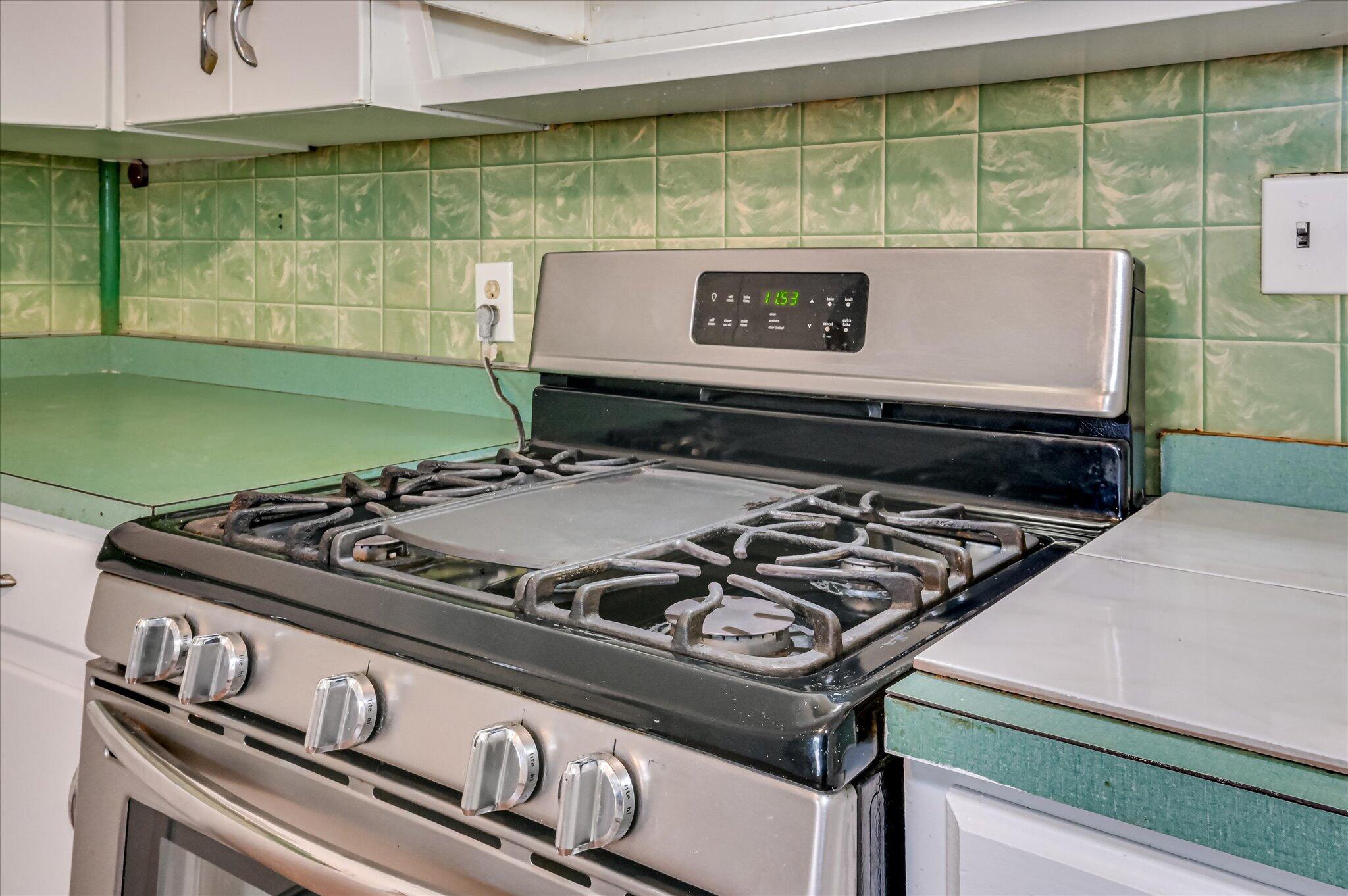 2440 Earl Street Augusta, GA 30904 - Photo 15 of 42 Gas stove