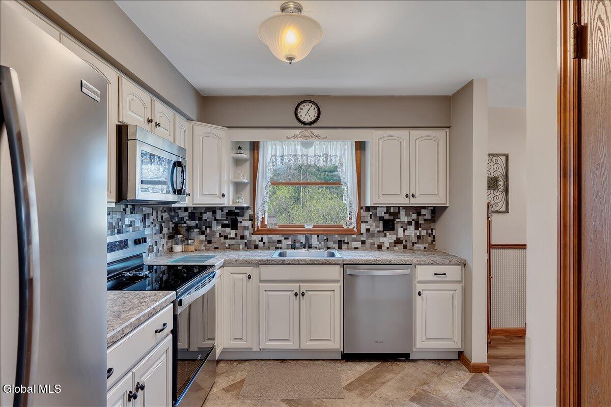 181 Jones Road Wilton, NY 12866 - Photo 9 of 44 09-P1840555