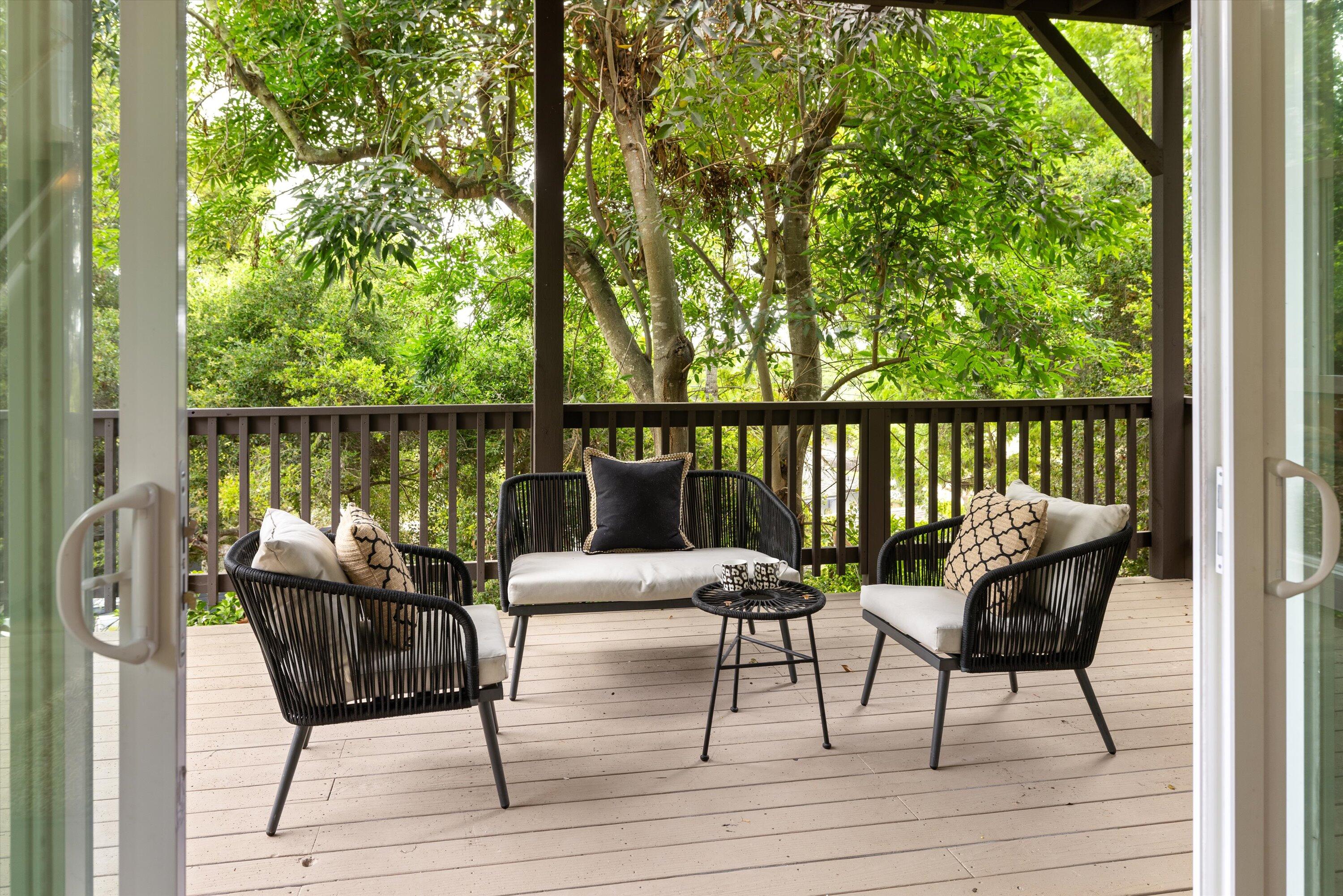 827 Cheltenham Road Santa Barbara, CA 93105 - Photo 24 of 47 a view of a chairs and table on the deck