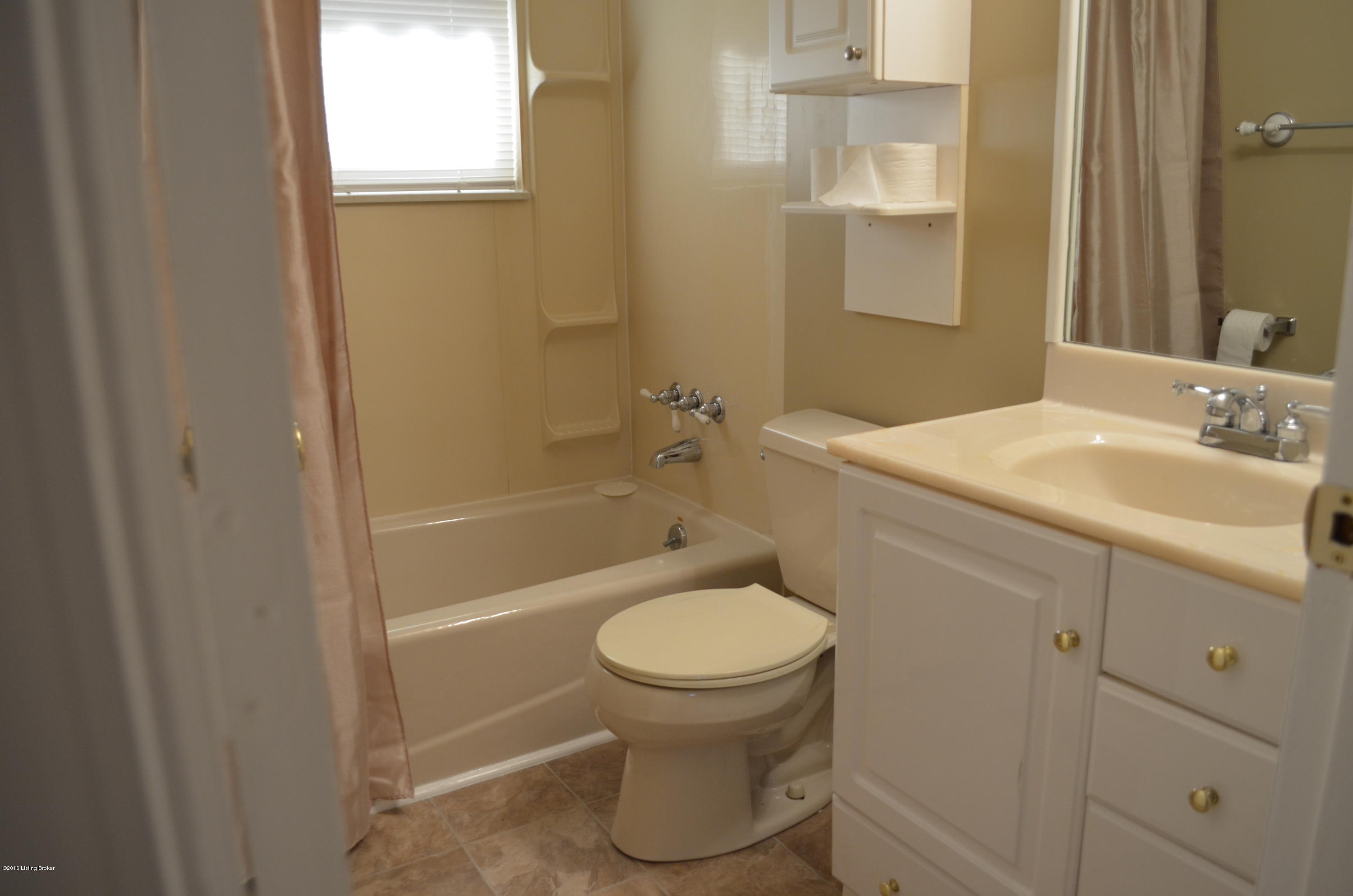565 Blossom Road Hillview, KY 40229 - Photo 10 of 19 DSC_0227