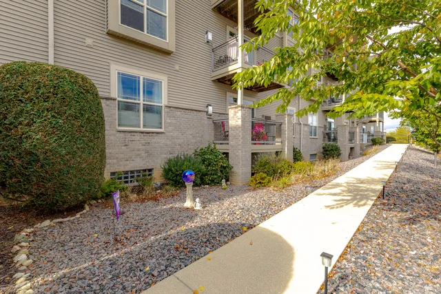 $289,900 | 230 Hilldale Drive, Unit 1108, Hartford, WI 53027