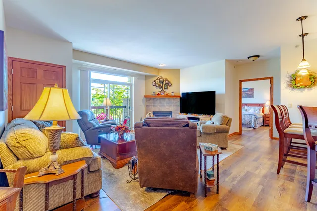 $289,900 | 230 Hilldale Drive, Unit 1108, Hartford, WI 53027