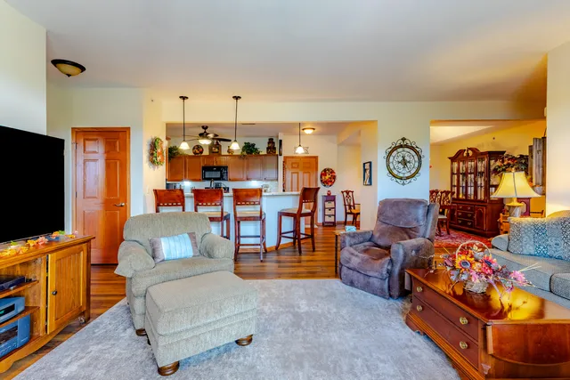 $289,900 | 230 Hilldale Drive, Unit 1108, Hartford, WI 53027