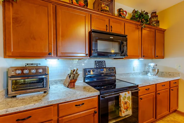 $289,900 | 230 Hilldale Drive, Unit 1108, Hartford, WI 53027