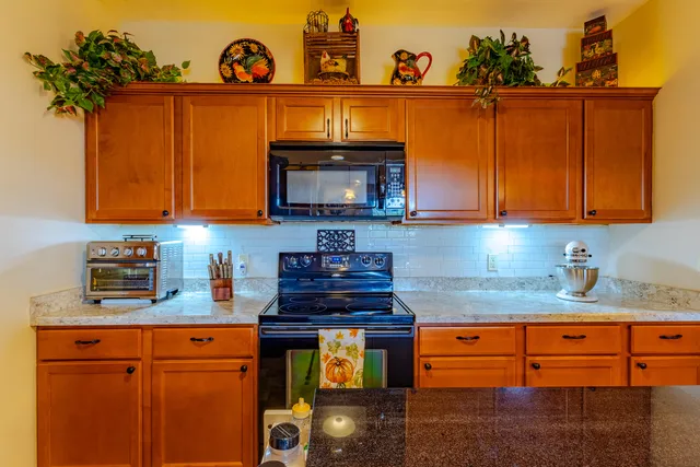 $289,900 | 230 Hilldale Drive, Unit 1108, Hartford, WI 53027