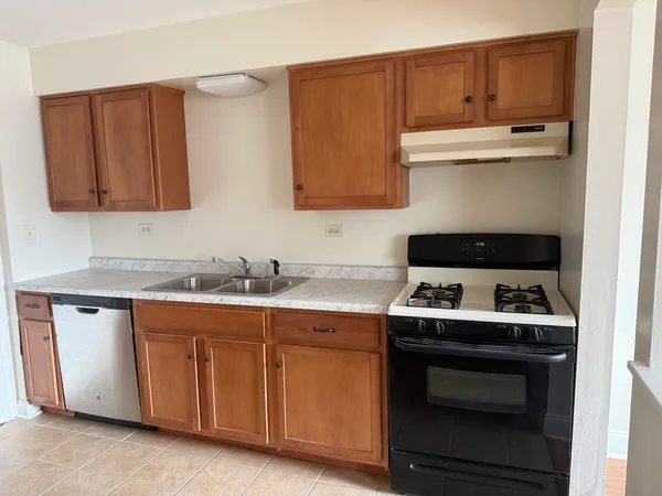 $190,000 | 77 West Central Avenue, Unit 108, Roselle, IL 60172