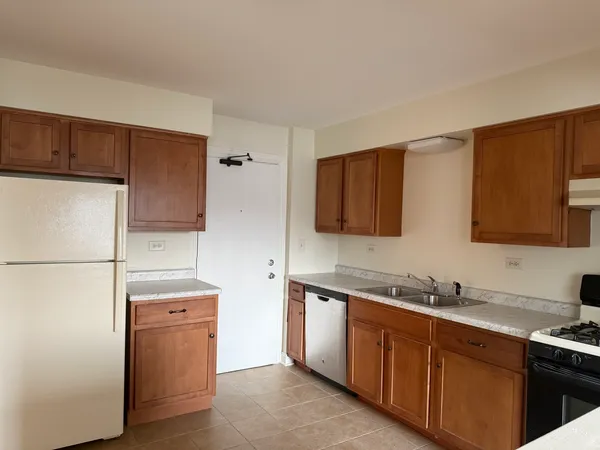 $190,000 | 77 West Central Avenue, Unit 108, Roselle, IL 60172
