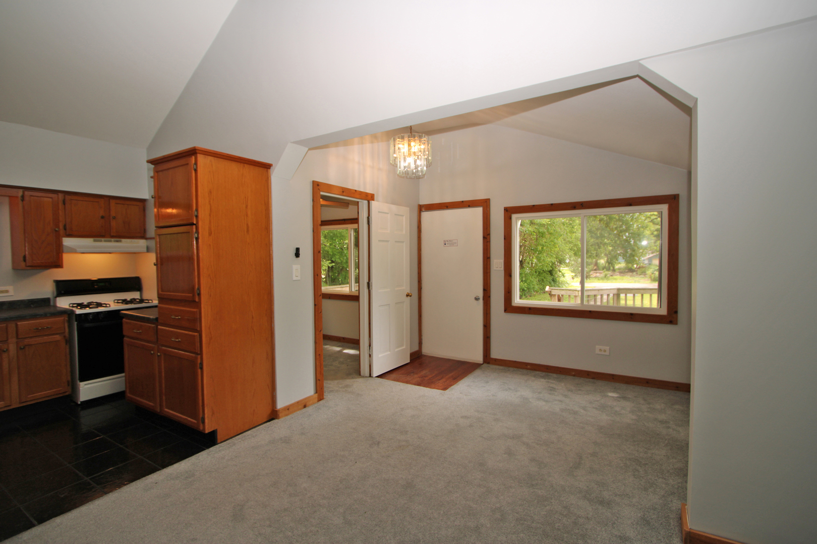 338 East Lakeview Avenue Round Lake Beach, IL 60073 - Photo 15 of 35
