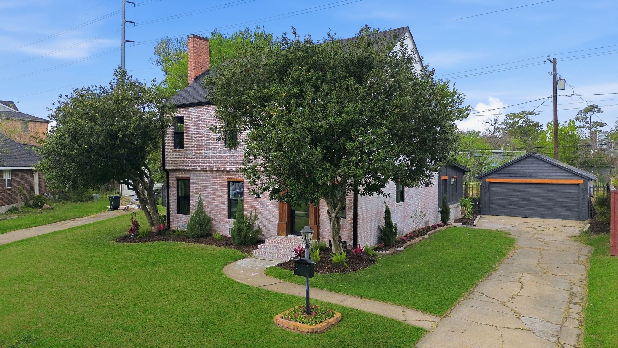 3128 Prospect Street Houston, TX 77004 - Photo 2 of 36 a front view of a house with a yard