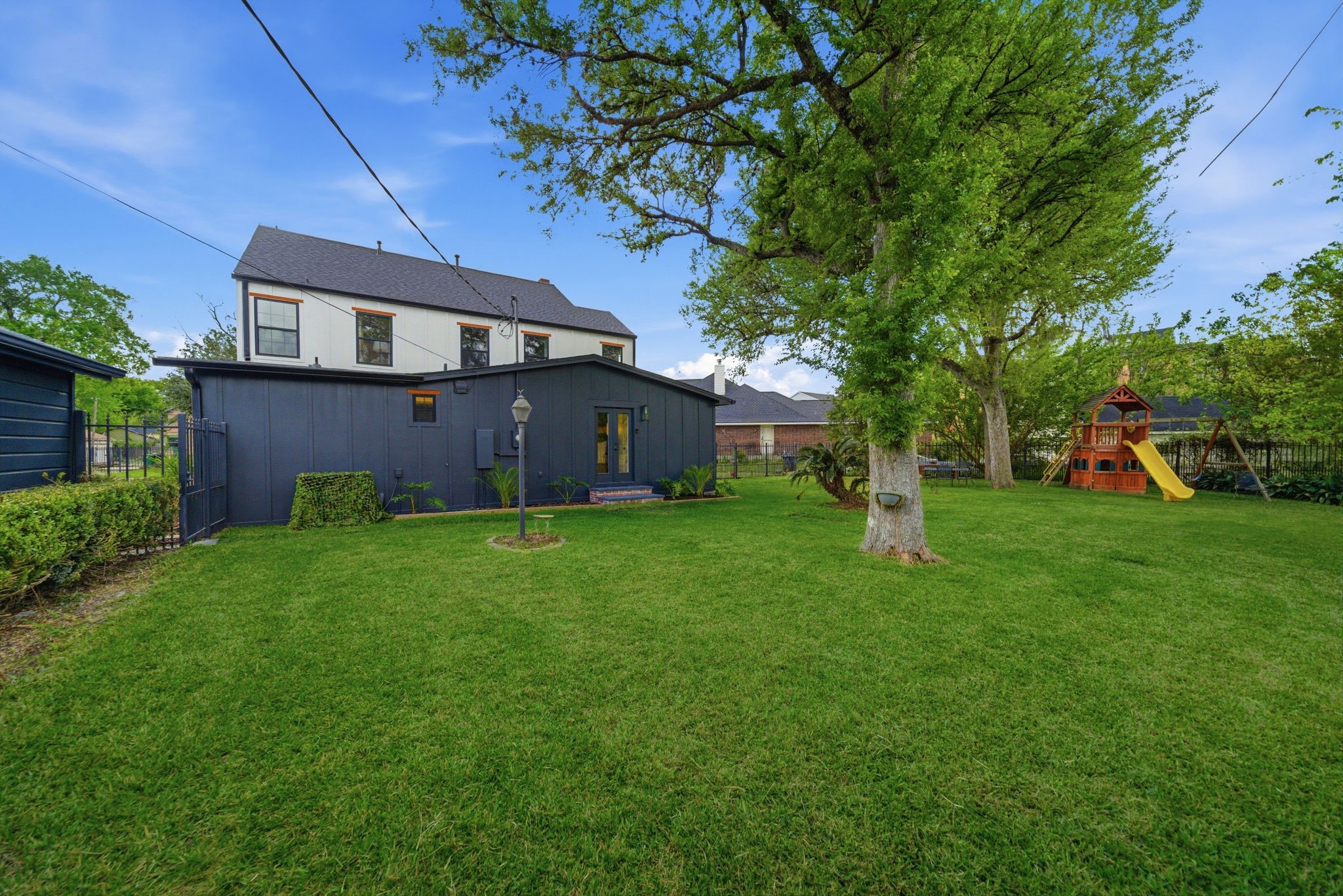 3128 Prospect Street Houston, TX 77004 - Photo 28 of 36 a view of a house with backyard and a tree