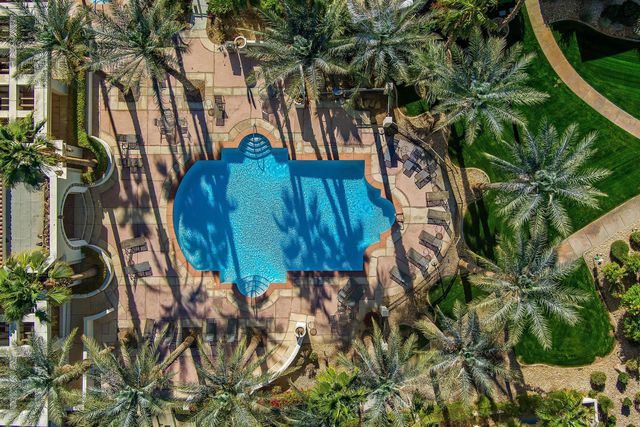 a view of a back yard