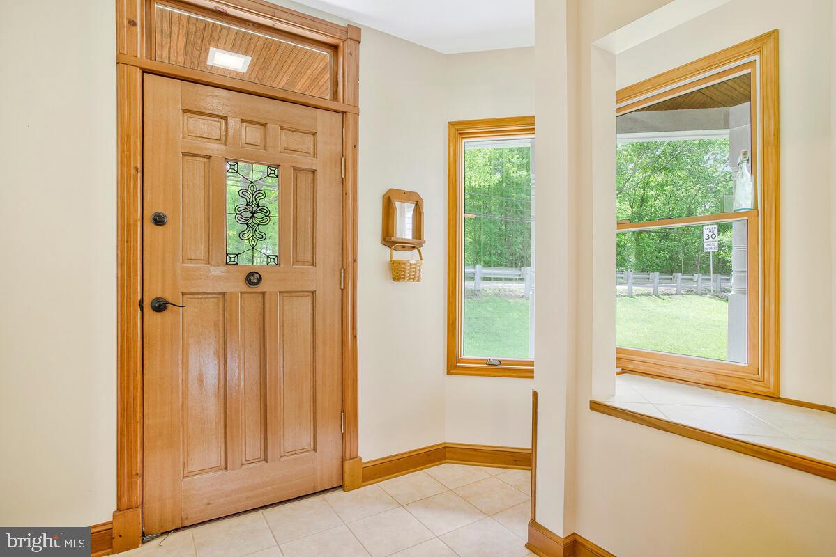 22350 Old Hundred Road Barnesville, MD 20838 - Photo 8 of 47 Beautiful entry foyer with display nook/storage