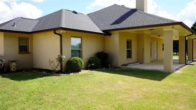 a view of a house with backyard