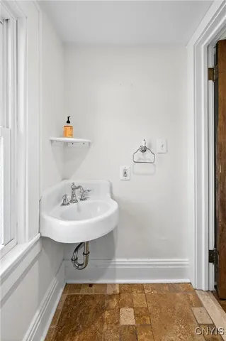 $289,900 | 201 Lincoln Park Drive, Syracuse, NY 13203