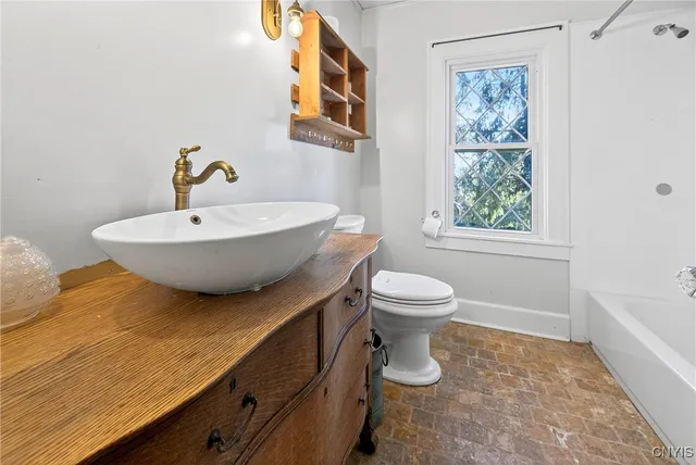 $289,900 | 201 Lincoln Park Drive, Syracuse, NY 13203