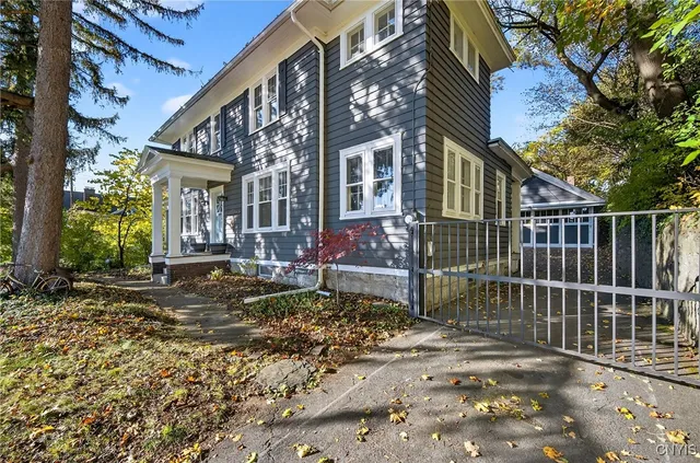 $289,900 | 201 Lincoln Park Drive, Syracuse, NY 13203