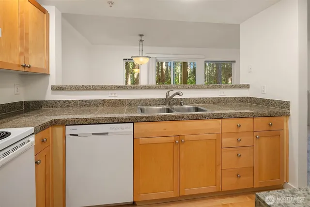 $350,000 | 25025 Southeast Klahanie Boulevard, Unit B101, Issaquah, WA 98029