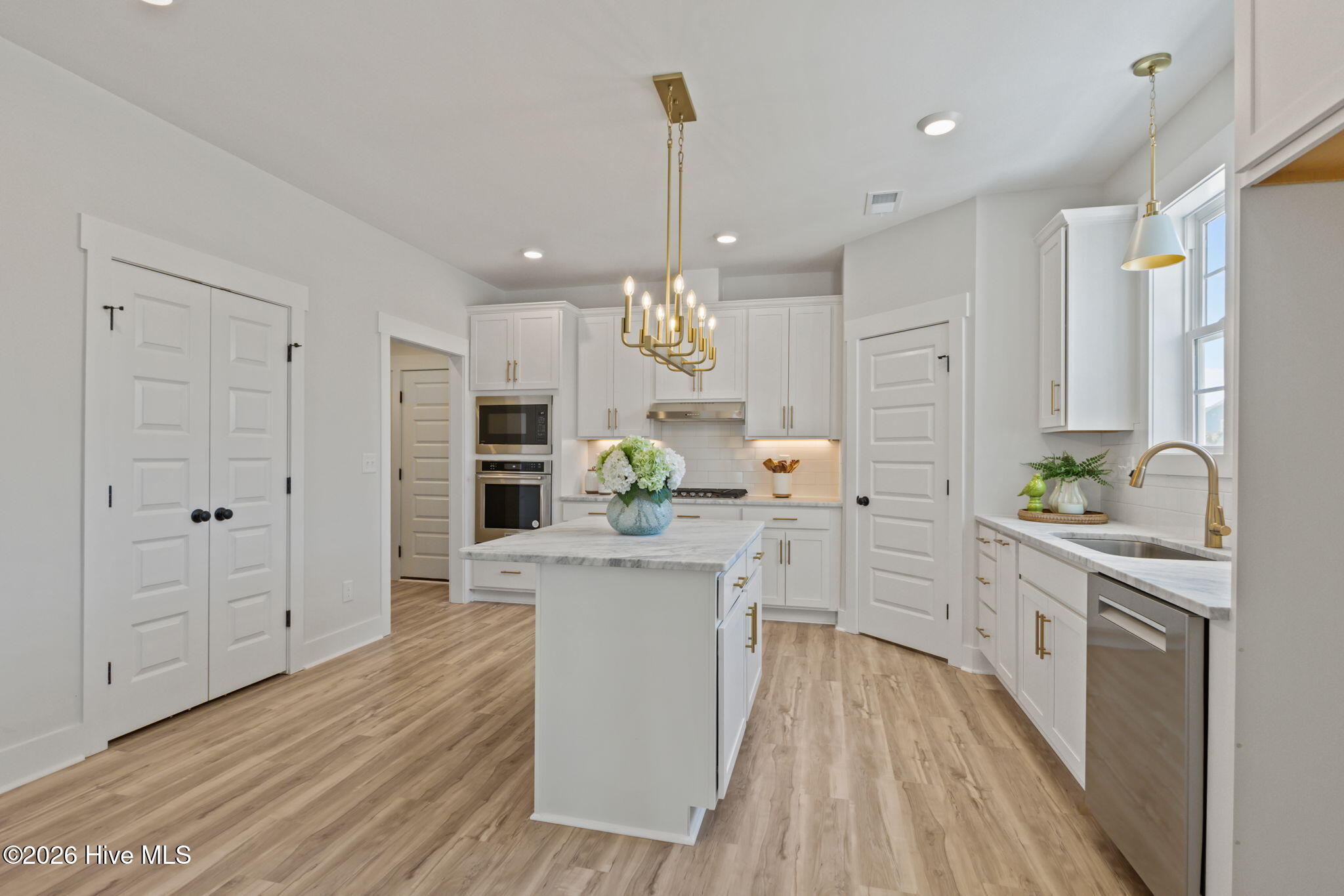 658 Fishermans Point Newport, NC 28570 - Photo 12 of 44 Kitchen with Island, Walk-in Pantry and Closet