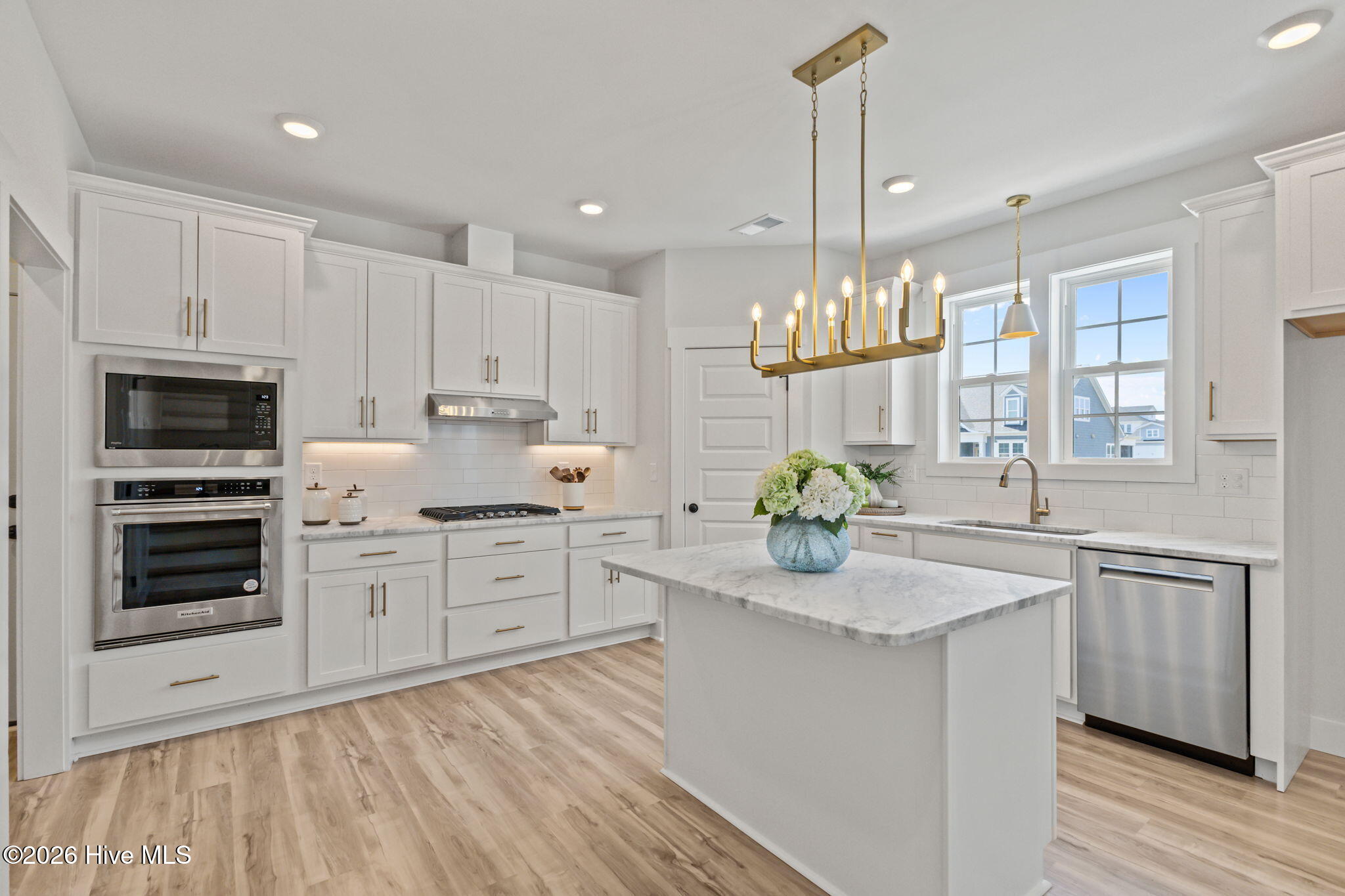658 Fishermans Point Newport, NC 28570 - Photo 14 of 44 Kitchen with Eat-In Island