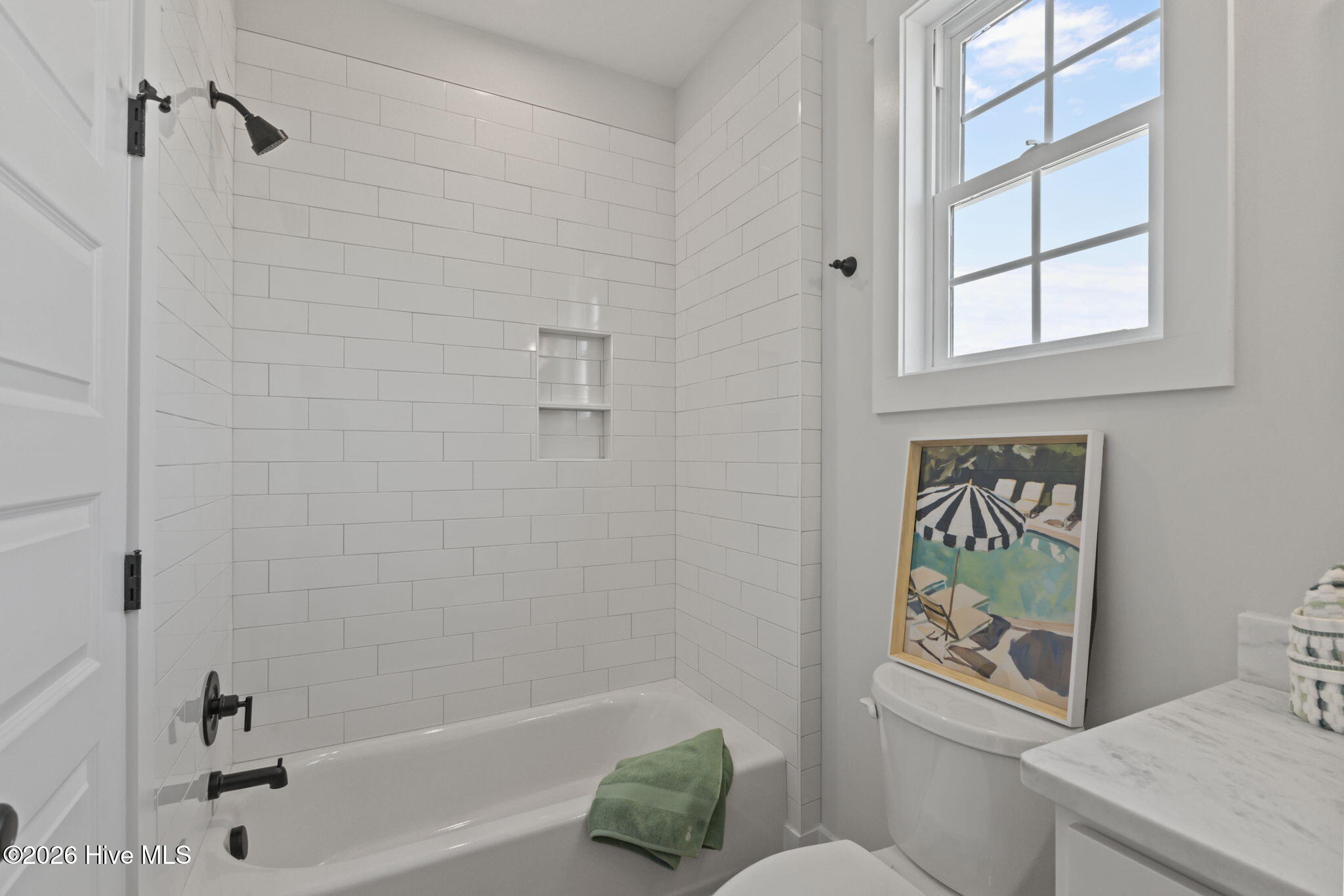 658 Fishermans Point Newport, NC 28570 - Photo 31 of 44 Batrhoom 2 with Tiled Tub