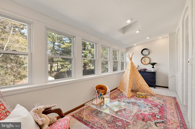 a picture of a rug in a room